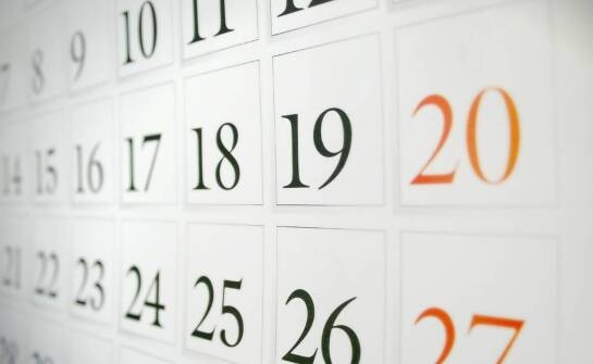 Duży kalendarz ścienny w biurze: kiedy planowanie spotyka ekspozycję marki