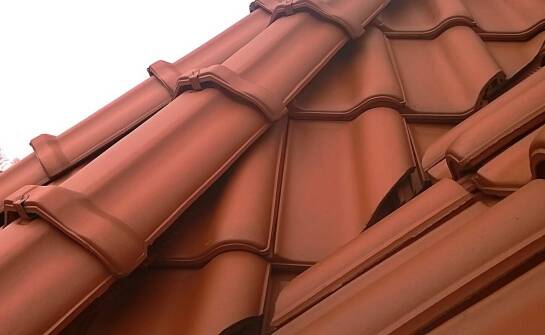 Które parametry dachówki ceramicznej warto sprawdzić przed wyborem modelu do połaci