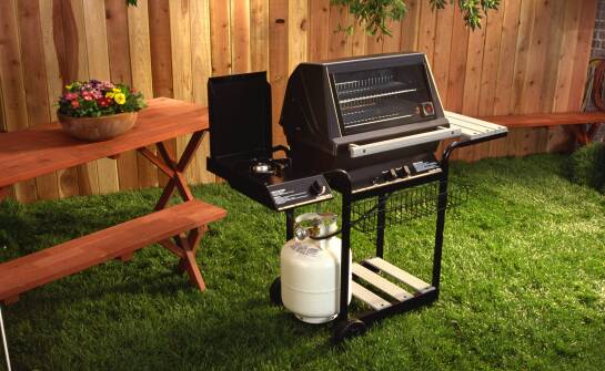 Grill ogrodowy, który daje się złożyć bez utraty stabilności i kontroli ciepła
