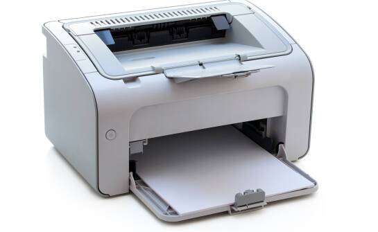 Ile naprawdę kosztuje monochromatyczna drukarka laserowa w firmie po roku pracy