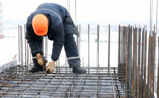 Od dokumentacji do betonowania — jak przebiega dzień pracy zbrojarza na budowie