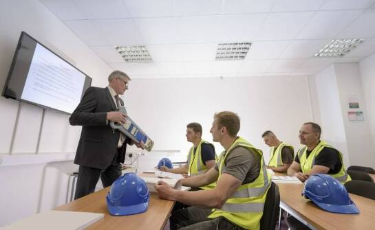 Jak e-learning BHP wspiera zgodność firmy, gdy zespoły pracują w różnych lokalizacjach