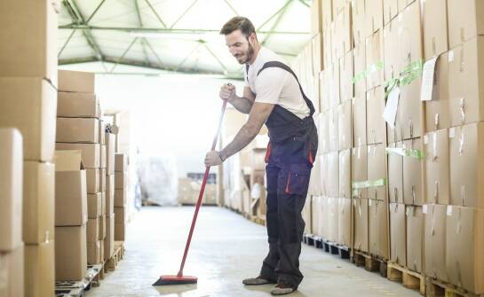Jak przebiega sprzątanie hali produkcyjnej i magazynowej bez przerywania rytmu pracy