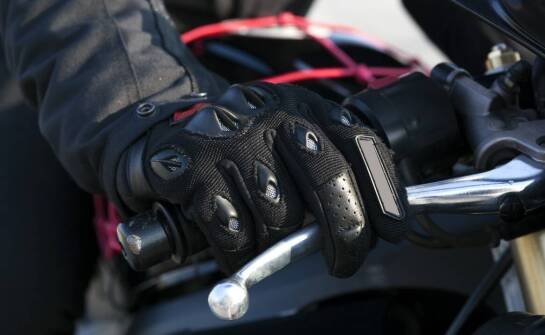 Jak materiał, długość i protektory zmieniają ochronę dłoni na motocyklu