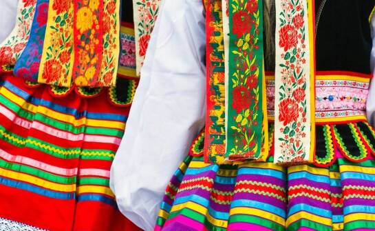 Jak łączyć ludowe elementy z codzienną garderobą, by uniknąć efektu kostiumu