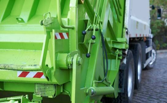 Co w 15-tonowej śmieciarce decyduje o przestojach: hydraulika, elektronika i dostęp serwisowy