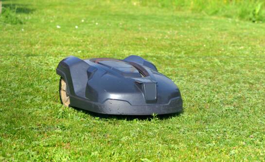 Sygnały, że robot koszący bez przewodu potrzebuje korekty ustawień, a nie serwisu