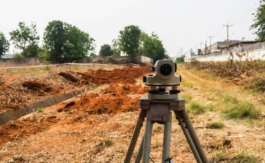 Jak wygląda wytyczenie budynku na działce i co musi być gotowe przed przyjazdem geodety
