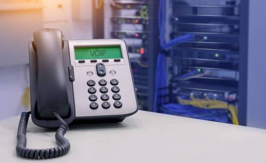 Co musi działać w sieci, zanim wdrożysz centralę VoIP Cisco w małej firmie