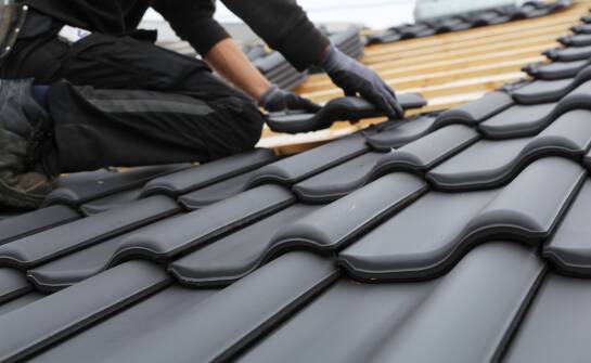 Blachodachówka czy dachówka ceramiczna — jak dopasować pokrycie do domu i klimatu