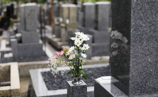 Jak budować trwałe kompozycje do wazonów cmentarnych z kwiatów na łodygach i główek