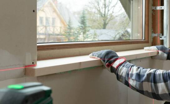 Drewniany parapet w rustykalnym wnętrzu — dopasowanie, montaż i pielęgnacja bez utraty charakteru drewna