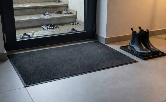 Dlaczego mata pod drzwiami nie rozwiązuje problemu brudu, jeśli wejście pracuje przez cały rok