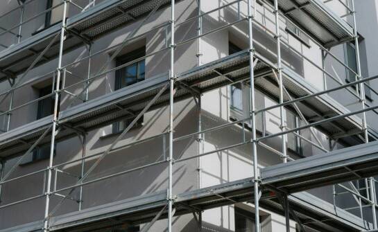 Jak poszczególne części rusztowania aluminiowego modułowego budują bezpieczną konstrukcję