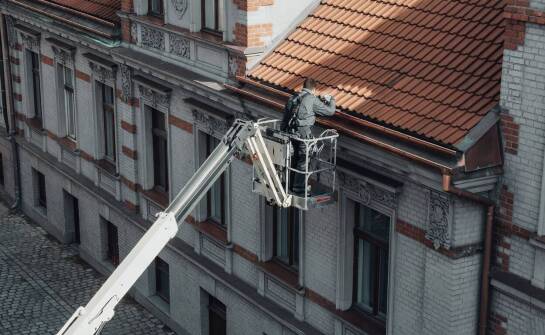 Podnośnik koszowy przy pracach dekarskich w mieście — kiedy chroni dach i otoczenie