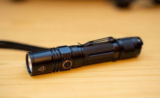 Latarka do survivalu i bushcraftu: które cechy przesądzają o użyteczności w terenie