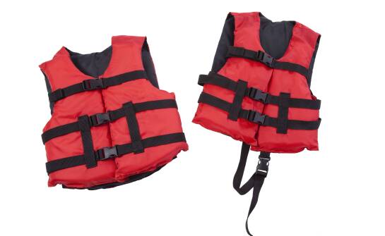 Kamizelka asekuracyjna czy impact vest — jak dobrać ochronę do wakeboardu, nart i SUP