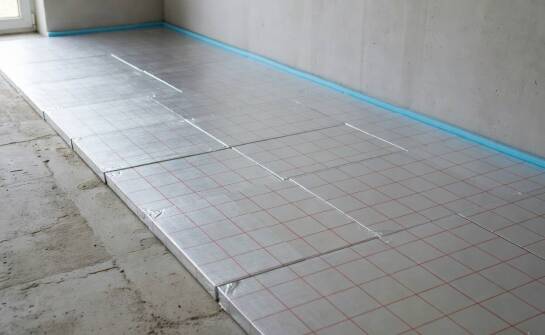 Jak czytać parametry izolacji PIR pod posadzkę, gdy liczy się ściskanie i wilgoć