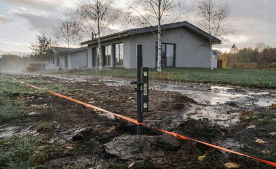 Jak przygotować działkę pod montaż ogrodzenia, gdy teren jest nierówny i wilgotny