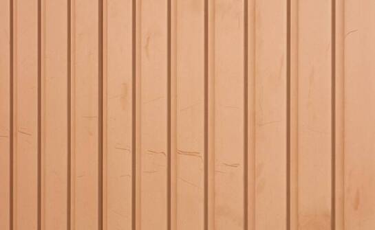 Ryflowany panel jako przeciwwaga dla gładkich frontów w kuchni i salonie