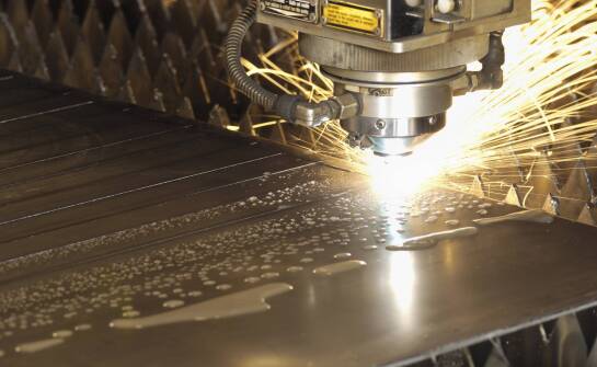 Od gilotyny po laser fiber — jak grubość blachy przesądza o wyborze technologii