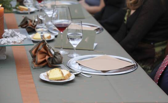 Tkanina obrusa w gastronomii i domu: które cechy naprawdę decydują o odporności na plamy
