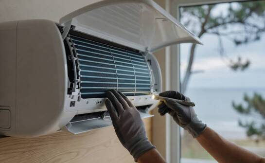 Przegląd klimatyzacji domowej w nadmorskim klimacie — kiedy go planować i co sprawdza serwisant