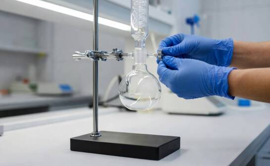 Jak skonfigurować statyw laboratoryjny do bezpiecznej pracy z chłodnicą i kolbą