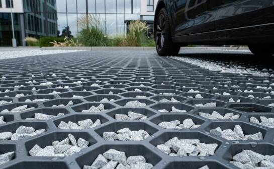 Parking biologicznie czynny z kratką komórkową — jak pogodzić nośność, retencję i odwodnienie