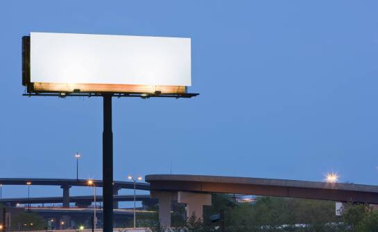 Co podnosi koszt podświetlanego billboardu we Wrocławiu: konstrukcja, montaż i formalności