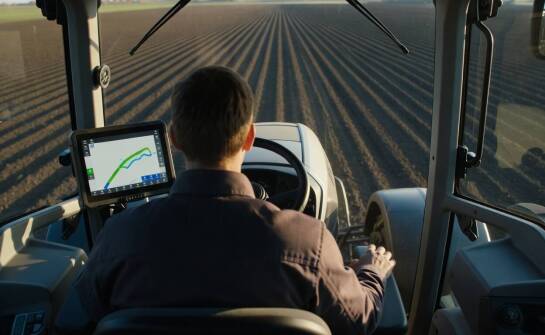 Jak RTK, autoprowadzenie i ISOBUS ograniczają spalanie podczas zabiegów polowych