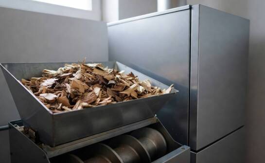 Dlaczego ogrzewanie zrębką w domu jednorodzinnym wymaga innej kotłowni niż instalacja na pellet?