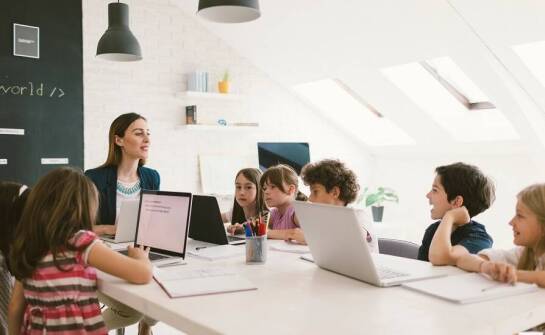Jak technologie cyfrowe i praca projektowa zmieniają codzienną naukę dziecka w niepublicznej podstawówce