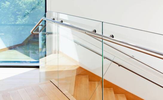 Samodzielny montaż balustrady szklanej: od przygotowania podłoża po kontrolę stabilności