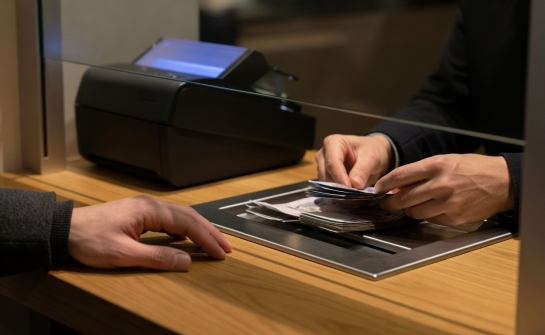 Przebieg transakcji gotówkowej przy okienku — od weryfikacji banknotów po finalne rozliczenie