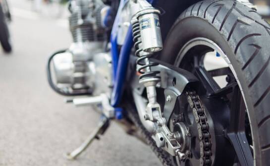 Na co patrzeć w ofercie sklepu z częściami do motocykla, szukając hamulców i wydechu