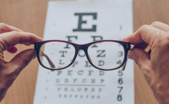 Optyk i optometrysta — jak wygląda podział ról przy badaniu i doborze korekcji
