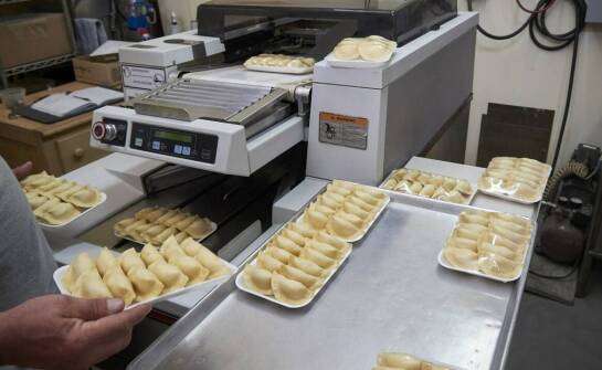 Jak dobrać maszynę do produkcji pierogów do skali pracy, receptury i higieny