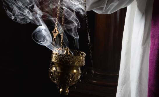 Węgiel trybularzowy w liturgii — co decyduje o równym żarze i spokojnym okadzeniu