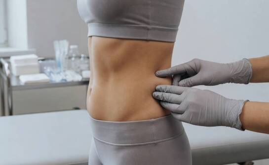 Miejscowy tłuszcz na bokach talii — kiedy warto rozważyć lipolizę iniekcyjną