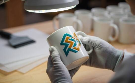Jak rodzaj logo i intensywność użytkowania wpływają na nadruk na kubku