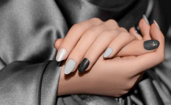 Manicure tytanowy bez lampy UV — czym różni się od hybrydy i kiedy go rozważyć