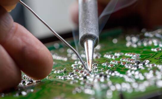Warsztat elektroniczny od lutowania po czyszczenie — jakie wyposażenie naprawdę się przydaje