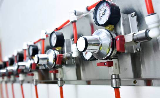 Jak sposób podłączenia Pt100 wpływa na błąd pomiaru w długich instalacjach przemysłowych