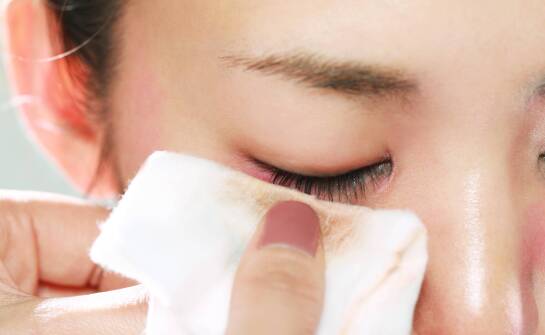 Jak dopasować jednorazową chustę do demakijażu i depilacji w salonie beauty