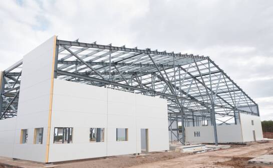 Dlaczego hala modułowa z prefabrykatów skraca start inwestycji i ułatwia przyszłą rozbudowę