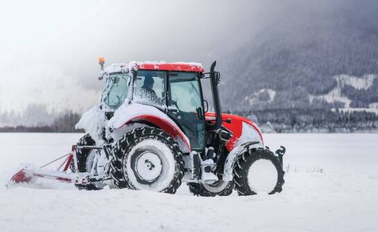 Dlaczego pług śnieżny musi pasować do ciągnika rolniczego, a nie tylko do placu