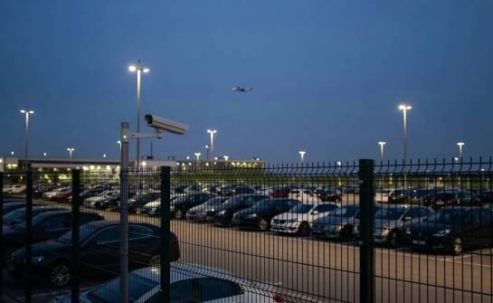 Dlaczego długi postój przy lotnisku kosztuje różnie i jakie elementy najbardziej wpływają na cenę