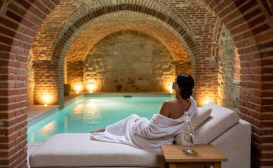 Apartament hotelowy ze strefą wellness — jak wygląda pobyt w historycznym hotelu