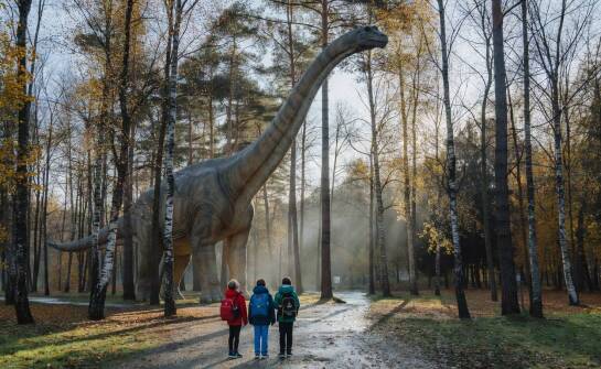 Wycieczka do Kołacinka jako lekcja o dinozaurach dla różnych grup wiekowych
